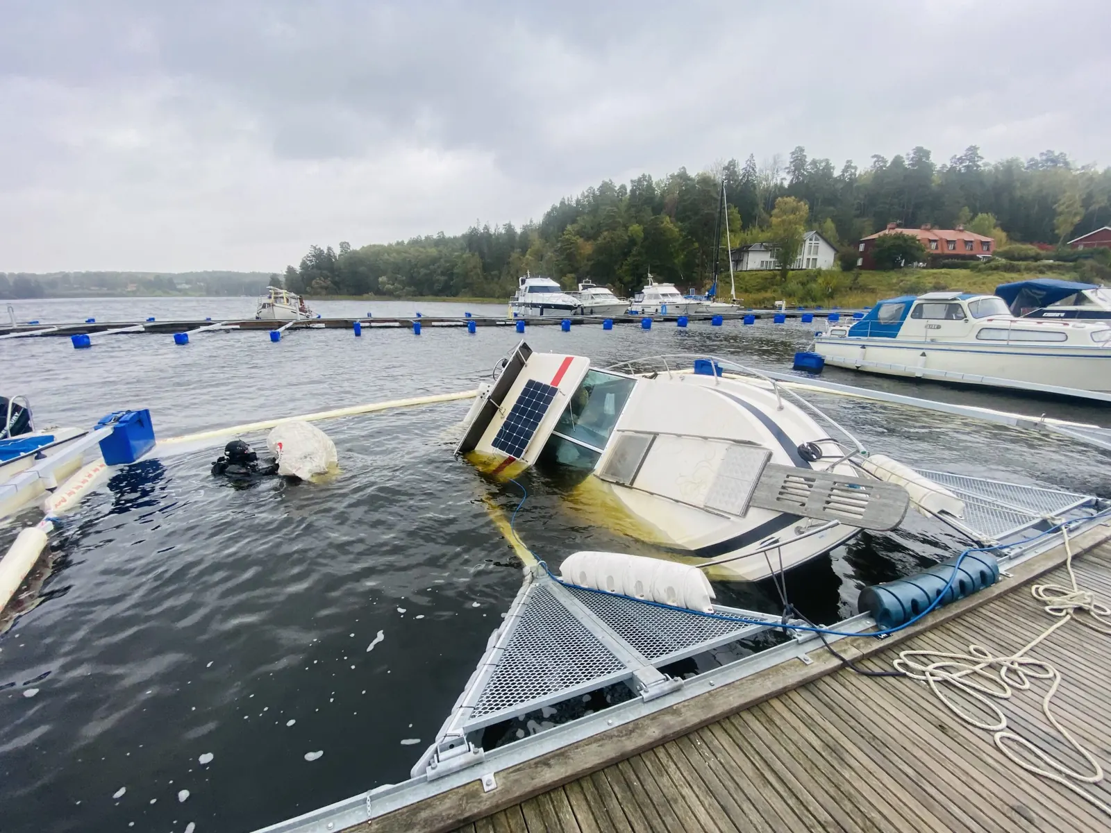 Båt lyfts ur vattnet vid ett bärgningsuppdrag